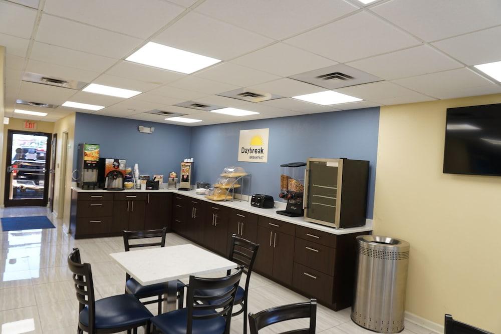 Days Inn By Wyndham Oak Grove/Ft. Campbell Екстер'єр фото