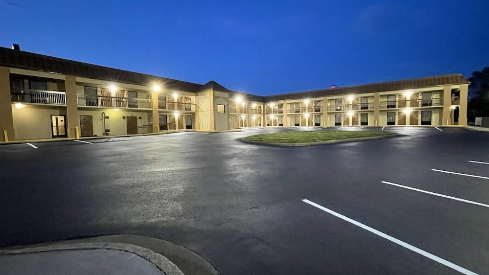Days Inn By Wyndham Oak Grove/Ft. Campbell Екстер'єр фото