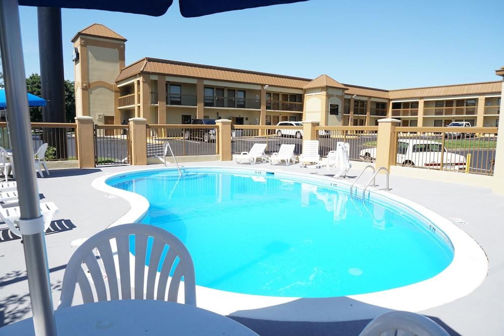 Days Inn By Wyndham Oak Grove/Ft. Campbell Екстер'єр фото