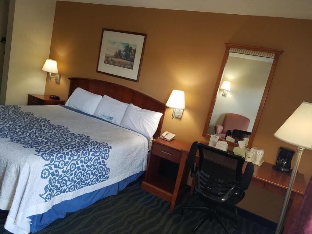 Days Inn By Wyndham Oak Grove/Ft. Campbell Екстер'єр фото