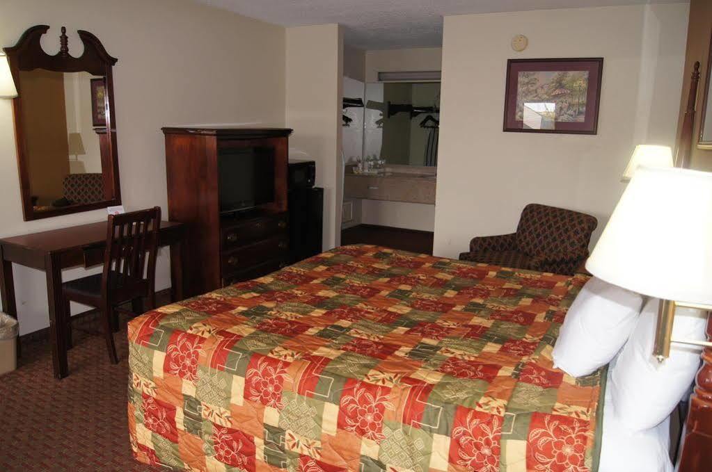 Days Inn By Wyndham Oak Grove/Ft. Campbell Екстер'єр фото