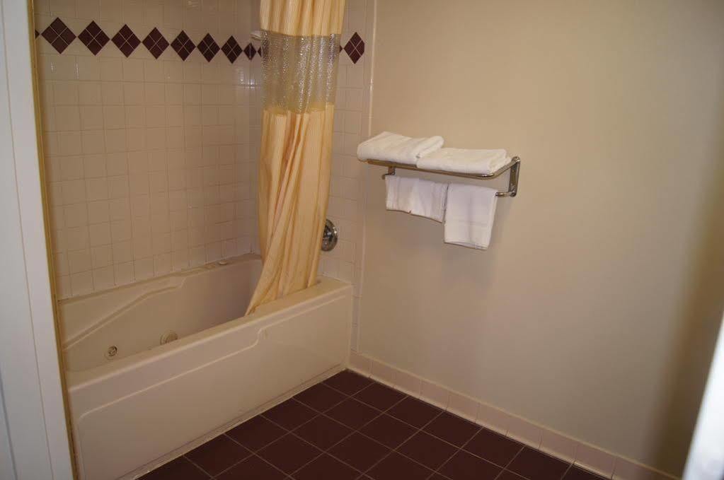 Days Inn By Wyndham Oak Grove/Ft. Campbell Екстер'єр фото