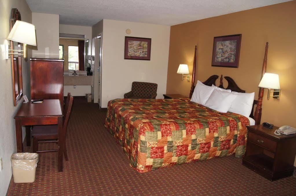 Days Inn By Wyndham Oak Grove/Ft. Campbell Екстер'єр фото