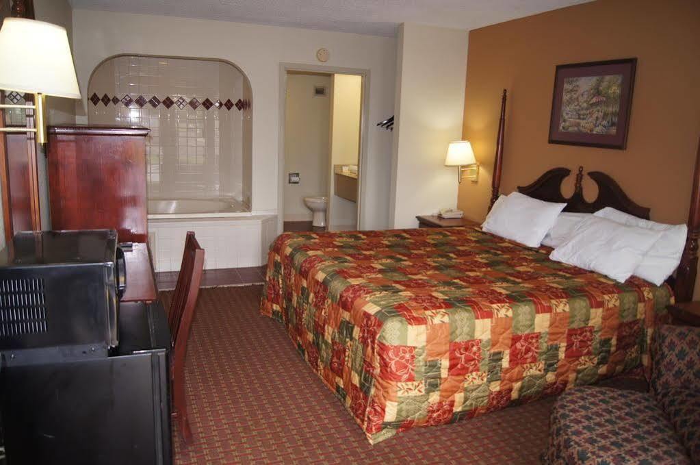 Days Inn By Wyndham Oak Grove/Ft. Campbell Екстер'єр фото