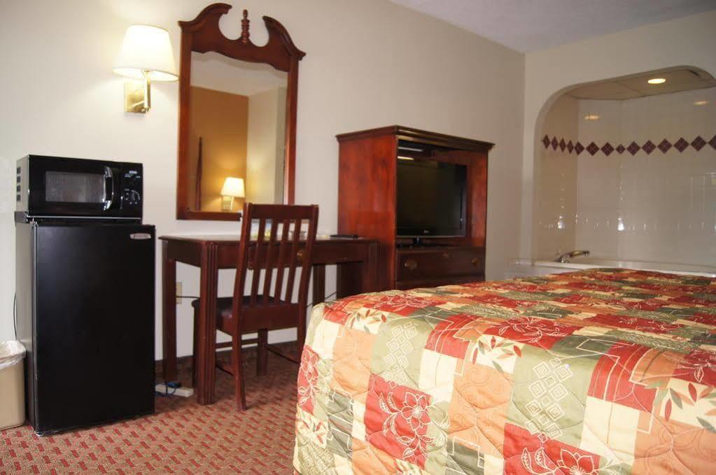 Days Inn By Wyndham Oak Grove/Ft. Campbell Екстер'єр фото
